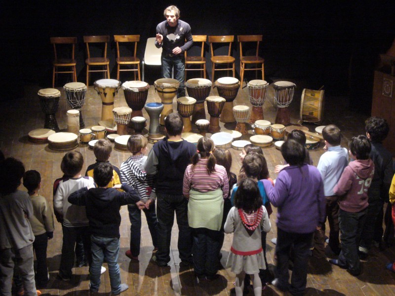 Ritmo, vita e percussioni. Percorso di pedagogia musicale per bambini con i tamburi del mondo